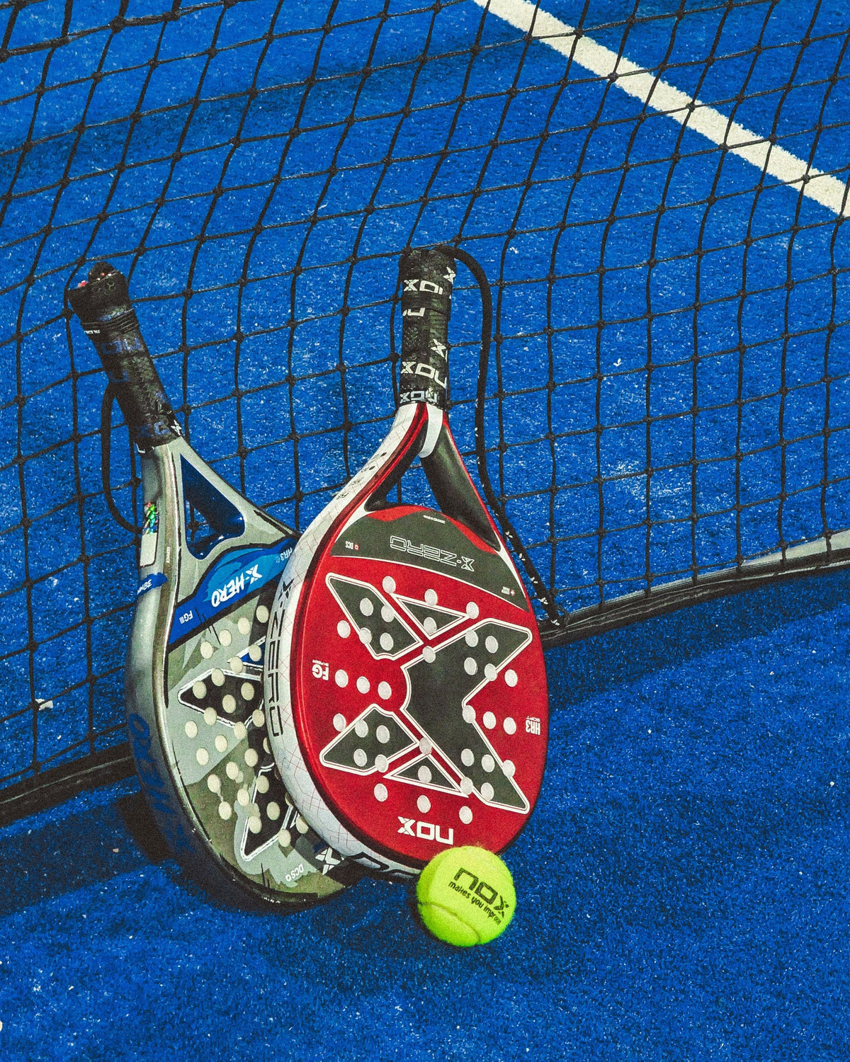 Racchette da padel appoggiate alla rete: il grip è il punto di contatto con il gioco