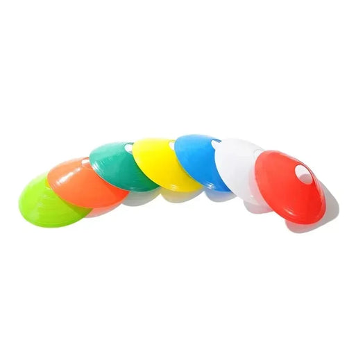 Coni da allenamento in colori assortiti, disposti a ventaglio